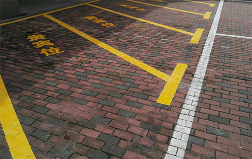 斜向停车位划线依据什么规定？常见的停车场布局方案